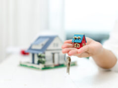 https://www.freepik.com/free-photo/real-estate-agent-with-house-model-keys_5519370.htm#query=new%20home&position=21&from_view=search