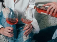 https://www.vecteezy.com/photo/3389305-a-man-fills-glasses-with-rose-wine-from-a-bottle