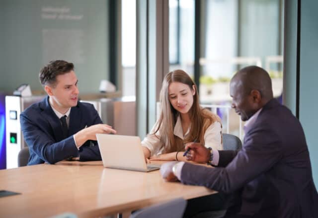 vecteezy_business-coworkers-business-colleagues-discussing-working_8115176_717 https://www.vecteezy.com/photo/8115176-business-coworkers-business-colleagues-discussing-working-data-and-working-together-in-office-entrepreneurs-co-working