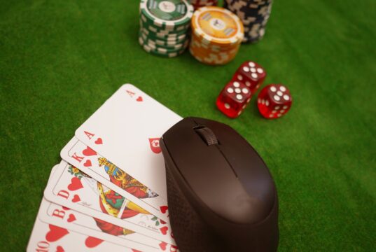 https://pixabay.com/es/photos/de-poker-online-tarjetas-4518186/