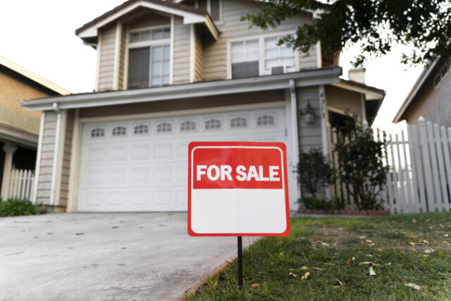 https://www.freepik.com/free-photo/house-with-yard-sign-sale_25625077.htm#query=for%20sale&position=46&from_view=search