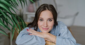 https://www.vecteezy.com/photo/7486017-attractive-young-woman-with-dark-hair-nice-make-up-looks-directly-at-camera-leans-on-back-of-wicker-furniture-domestic-atmosphere-green-plant-has-confident-expression-people-and-rest-concept