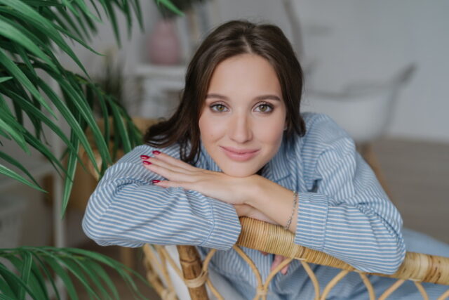 https://www.vecteezy.com/photo/7486017-attractive-young-woman-with-dark-hair-nice-make-up-looks-directly-at-camera-leans-on-back-of-wicker-furniture-domestic-atmosphere-green-plant-has-confident-expression-people-and-rest-concept