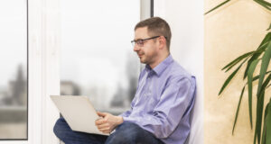 https://www.freepik.com/premium-photo/businessman-office-worker-blue-shirt-is-squatting-windowsill-with-laptop_16995445.htm#query=office%20squats&position=20&from_view=search&track=sph