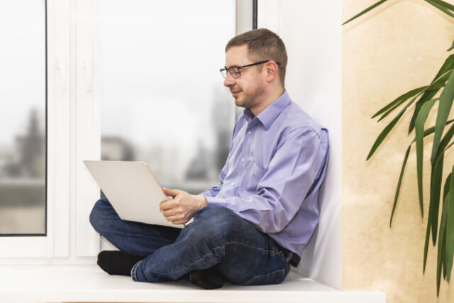 businessman-office-worker-blue-shirt-is-squatting-windowsill-with-laptop https://www.freepik.com/premium-photo/businessman-office-worker-blue-shirt-is-squatting-windowsill-with-laptop_16995445.htm#query=office%20squats&position=20&from_view=search&track=sph