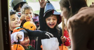 https://www.freepik.com/free-photo/little-children-trick-treating-halloween_3215427.htm#query=trick%20or%20treat&position=4&from_view=search&track=sph