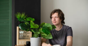 https://www.vecteezy.com/photo/10830138-a-positive-teenage-guy-sits-at-the-table-at-home-in-the-kitchen-with-a-cup-of-coffee-in-a-glass-relaxes-and-rests-in-the-morning