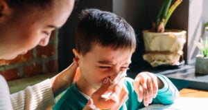 https://www.vecteezy.com/photo/9273373-mom-helps-her-little-child-son-to-blow-his-nose-with-a-napkin-allergy-concept