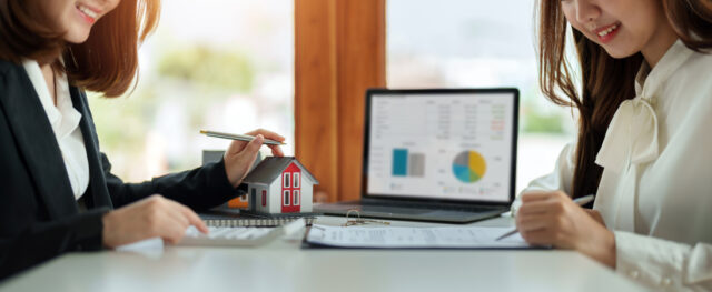 vecteezy_real-estate-agent-or-bank-officer-describes-the-loan_8570567_668 https://www.vecteezy.com/photo/8570567-real-estate-agent-or-bank-officer-describes-the-loan-interest-to-the-customer-with-home-purchase-contracts-or-on-office-loans-and-interest-rates