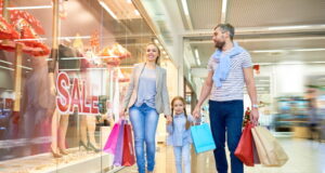https://www.freepik.com/premium-photo/family-walking-by-sale-shop_8602299.htm#query=holiday%20shopping&position=42&from_view=search&track=sph