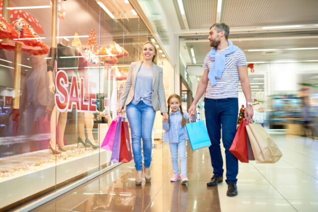 https://www.freepik.com/premium-photo/family-walking-by-sale-shop_8602299.htm#query=holiday%20shopping&position=42&from_view=search&track=sph
