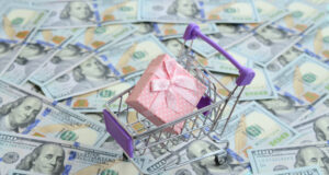 https://www.vecteezy.com/photo/12584130-gift-box-in-a-small-shopping-cart-lies-on-a-many-dollar-bills