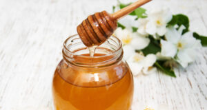 https://www.vecteezy.com/photo/2510581-honey-with-jasmine-flowers-on-a-wooden-background