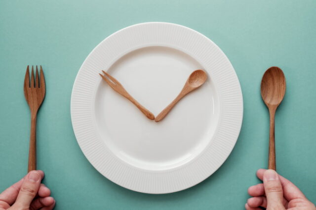 https://www.freepik.com/premium-photo/wooden-spoon-fork-as-clock-hands-white-plate_5930408.htm#query=intermittent%20fasting&position=6&from_view=search&track=sph