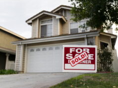 https://www.freepik.com/free-photo/house-with-sold-yard-sign_25625079.htm#query=house%20sold&position=1&from_view=search&track=sph