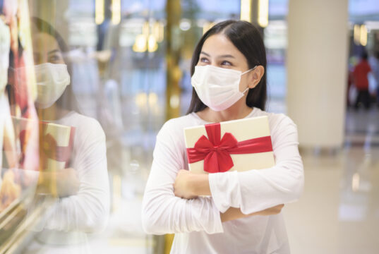 https://www.vecteezy.com/photo/1335031-woman-holding-gift