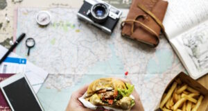 https://www.freepik.com/premium-photo/closeup-hands-holding-hamburger-map-background_4079147.htm#query=food%20traveler&position=17&from_view=search&track=ais