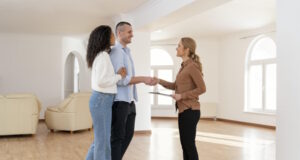 https://www.freepik.com/free-photo/female-realtor-shaking-hands-with-couple-new-house-deal_13104904.htm#query=realtors&position=11&from_view=search&track=sph