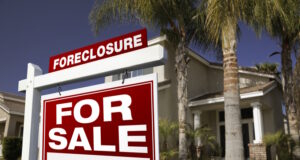 https://www.freepik.com/premium-photo/foreclosure-sale-real-estate-sign-house_35805017.htm#query=foreclosure&position=28&from_view=search&track=sph