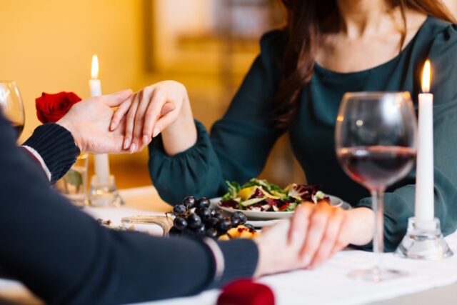 https://www.freepik.com/free-photo/hands-dates_5398872.htm#query=romantic%20dinner&position=8&from_view=search&track=ais