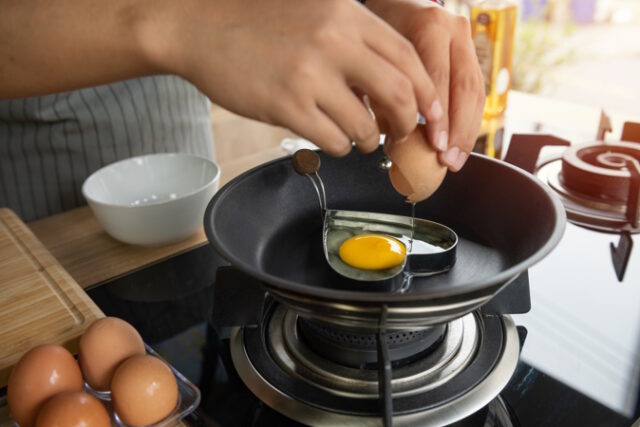 https://www.freepik.com/free-photo/person-breaking-egg-into-heart-mold-pan_5600077.htm#query=cooking%20eggs&position=24&from_view=search&track=ais
