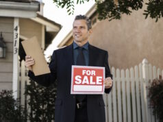https://www.freepik.com/free-photo/sale-agent-preparing-presenting-house_25625069.htm#query=sale%20by%20owner&position=10&from_view=search&track=ais