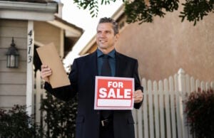 https://www.freepik.com/free-photo/sale-agent-preparing-presenting-house_25625069.htm#query=sale%20by%20owner&position=10&from_view=search&track=ais