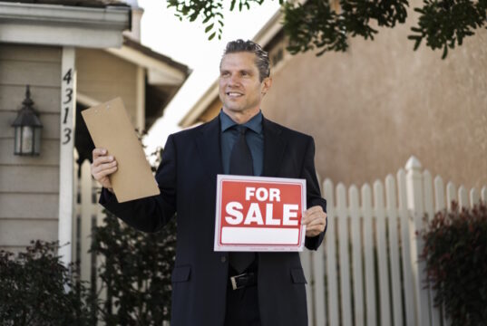 https://www.freepik.com/free-photo/sale-agent-preparing-presenting-house_25625069.htm#query=sale%20by%20owner&position=10&from_view=search&track=ais
