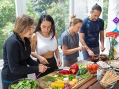 https://www.freepik.com/free-photo/serious-people-cooking-kitchen_4999688.htm#query=salad%20discussion&position=12&from_view=search&track=ais