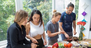 https://www.freepik.com/free-photo/serious-people-cooking-kitchen_4999688.htm#query=salad%20discussion&position=12&from_view=search&track=ais