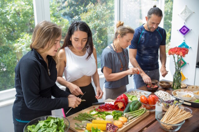https://www.freepik.com/free-photo/serious-people-cooking-kitchen_4999688.htm#query=salad%20discussion&position=12&from_view=search&track=ais