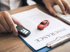 https://www.vecteezy.com/photo/5407914-car-salespeople-are-holding-car-keys-by-submitting-to-new-car-buyers-with-car-insurance-concept