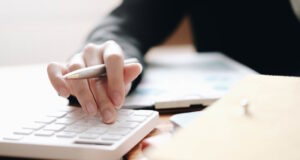 https://www.vecteezy.com/photo/1231590-close-up-of-businesswoman-using-calculator