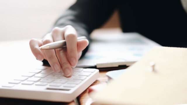 https://www.vecteezy.com/photo/1231590-close-up-of-businesswoman-using-calculator