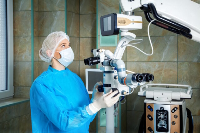 https://www.vecteezy.com/photo/14301583-ophthalmologist-in-the-operating-room