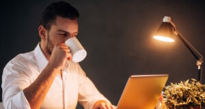 https://www.vecteezy.com/photo/13576643-rebooting-his-energy-to-work-more-confident-young-man-drinking-coffee-while-sitting-at-his-working-place-at-night-time