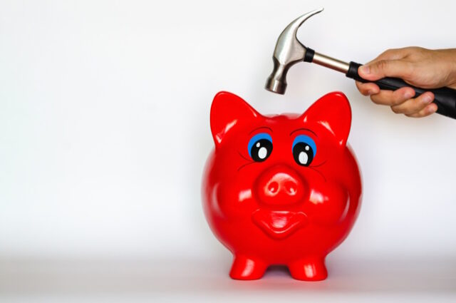 https://www.vecteezy.com/photo/8927779-red-piggy-bank-with-hand-holding-the-hammer-puts-on-white-background