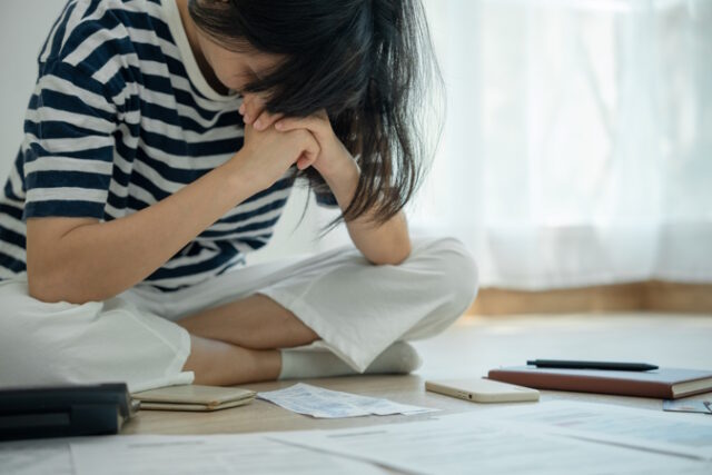 Women are stressed and headaches about credit card debt and larg https://www.vecteezy.com/photo/17012347-women-are-stressed-and-headaches-about-credit-card-debt-and-large-bills-on-hand-housewives-have-trouble-paying-monthly-water-electricity-and-telephone-bills