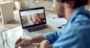 https://www.freepik.com/free-photo/closeup-freelancer-learning-online-while-using-laptop-office_26346338.htm#page=2&query=online%20class&position=2&from_view=search&track=ais