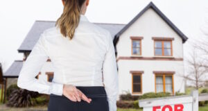 https://www.freepik.com/premium-photo/property-seller-woman-with-her-fingers-crossed_27996467.htm#page=3&query=home%20sale&position=34&from_view=search&track=ais