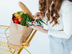 https://www.freepik.com/premium-photo/supermarket-woman-uses-smartphone-leans-shopping-cart_29365370.htm#query=healthy%20shopping&position=26&from_view=search&track=ais