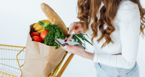 https://www.freepik.com/premium-photo/supermarket-woman-uses-smartphone-leans-shopping-cart_29365370.htm#query=healthy%20shopping&position=26&from_view=search&track=ais