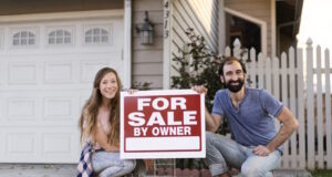 https://www.freepik.com/free-photo/couple-moving-new-house_25625044.htm#query=for%20sale&position=28&from_view=search&track=ais