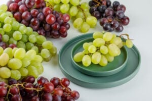 https://www.freepik.com/free-photo/ripe-grapes-saucer-with-plate-high-angle-view-white_10183993.htm#query=petit%20verdots%20wine&position=27&from_view=search&track=ais