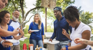 https://www.freepik.com/free-photo/friends-drinking-eating-tailgate-party_17198733.htm#query=picnic&position=0&from_view=search&track=sph