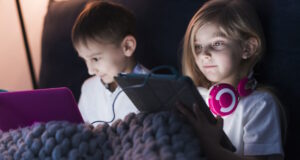 https://www.freepik.com/free-photo/kids-home-with-tablet-laptop_1988129.htm#query=kid%20screen%20time&position=16&from_view=search&track=ais