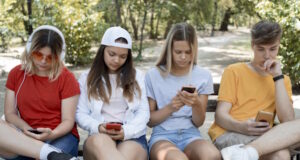 https://www.freepik.com/free-photo/medium-shot-group-friends-phones_10175408.htm#query=teen%20social%20media&position=1&from_view=search&track=ais