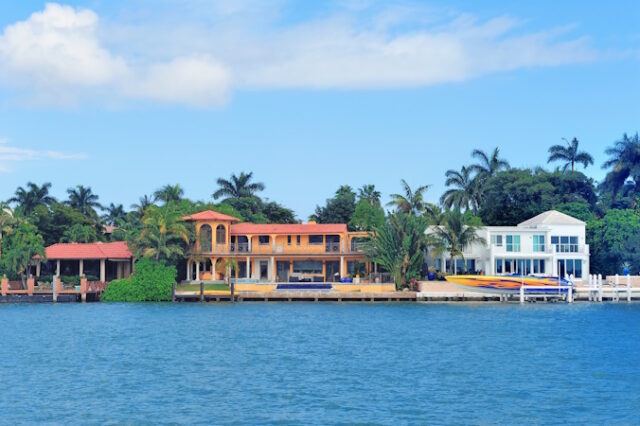 https://www.freepik.com/free-photo/miami-luxury-house_26920970.htm#query=miami%20homes&position=4&from_view=search&track=locales