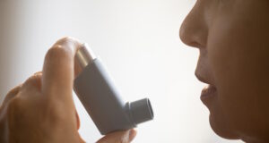https://www.freepik.com/premium-photo/senior-woman-holding-asthma-inhaler_10847357.htm#query=inhaler&position=8&from_view=search&track=sph