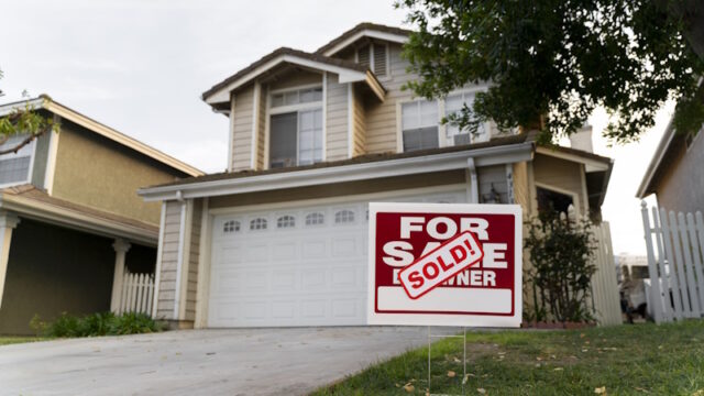 https://www.freepik.com/free-photo/house-with-sold-yard-sign_25625079.htm#query=home%20for%20sale&position=2&from_view=search&track=ais